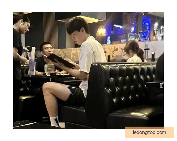 杨瀚森女友抱利拉德儿子转圈圈晒合影 幸遇你开心不已