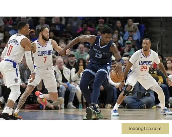 杨瀚森远赴墨西哥城出战季后赛快船弃用他仍肩负重任