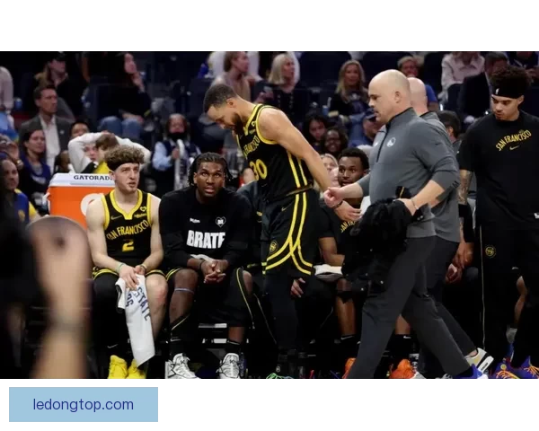 勇士25次失误惨败活塞追梦零分意外撞到女球迷波尔津吉斯伤退得5分